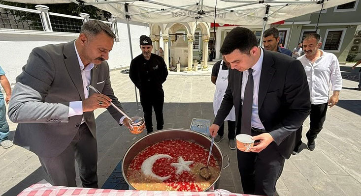 İliç Belediyesi, Muharrem Ayı kapsamında düzenlediği aşure programında vatandaşlarla buluştu.