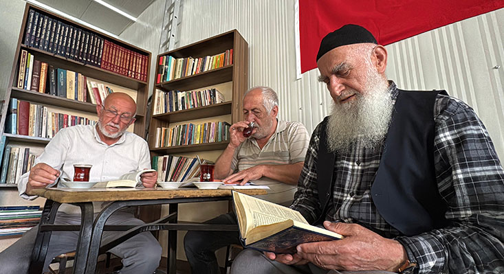 Erzincan Valisi Hamza Aydoğdu’nun öncülüğünde Yavuz Selim Mahallesi’ndeki bir çay