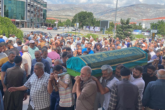 Tunceli’nin Pülümür ilçesinde serinlemek için suya girdikten sonra akıntıya kapılarak