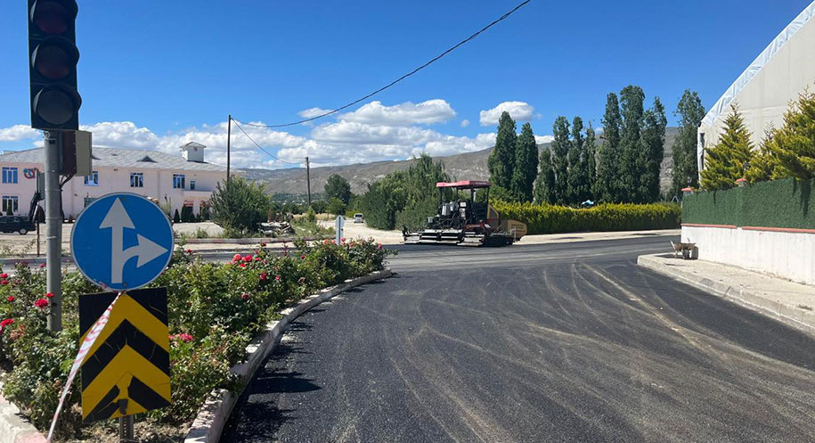 Erzincan Belediyesi Fen İşleri Müdürlüğü ekipleri, şehir genelinde yolların daha