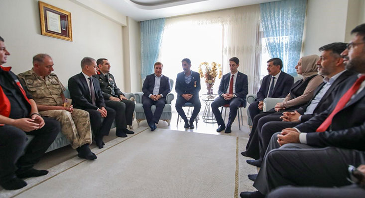 Erzincan Valisi Hamza Aydoğdu ve il protokolü, Gazi Mustafa Çatma’yı