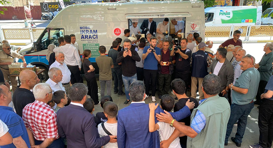 Erzincan Uzun Çarşı’da hayırsever esnafın katkılarıyla düzenlenen aşure etkinliği, vatandaşların