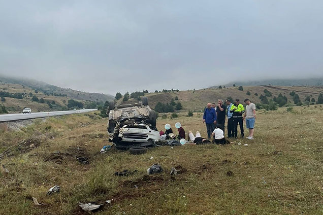 Erzincan’da seyir halindeyken direksiyon hakimiyetini kaybetmesi sonucu yoldan çıkarak devrilen