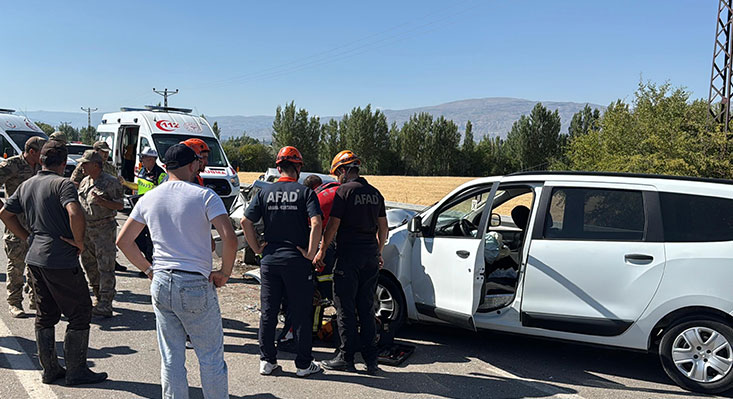 Erzincan’da üç aracın karıştığı zincirleme trafik kazasında 1’i çocuk olmak