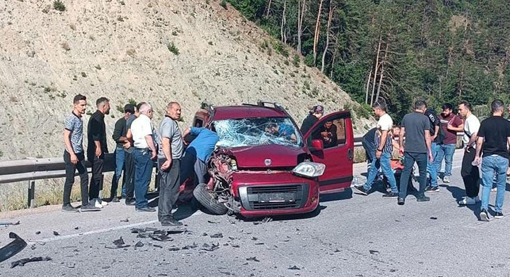 Erzincan’ın Refahiye ilçesinde iki hafif ticari aracın çarpıştığı kazada 1