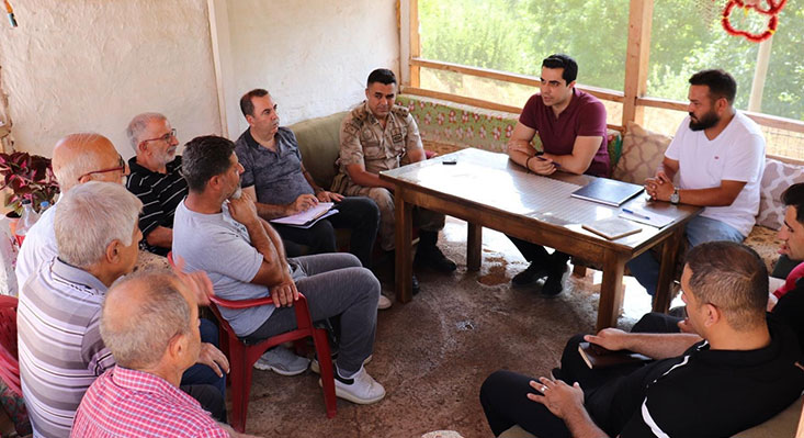 Kemah Kaymakamı Resul Tutay, köy ziyaretleri kapsamında vatandaşlarla bir araya