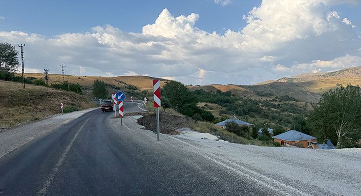 Erzincan ile Tunceli’yi  birbirine bağlayan Pülümür-Erzincan karayolunun 6. kilometresinde meydana
