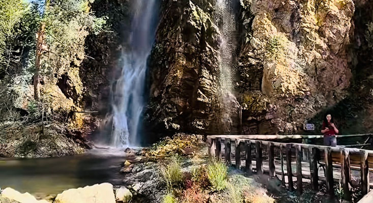 Erzincan’ın Refahiye ilçesine bağlı Akarsu Köyü, doğayla uyumlu ve yerel