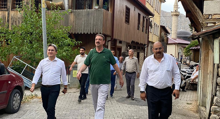 Vakıflar Genel Müdürü Sinan Aksu, Kemaliye’deki tarihi camilerde incelemelerde bulunarak