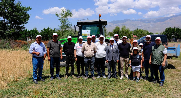 Erzincan’ın Mahmutlu Köyü’nde düzenlenen tarla günü etkinliğinde, kuraklığa dayanıklılığı ve