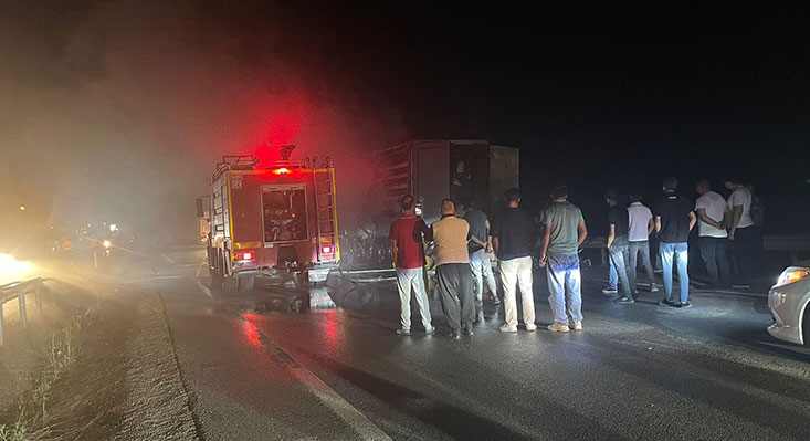 Erzincan-Erzurum kara yolunda seyir halindeyken aniden alev alan kozmetik ve