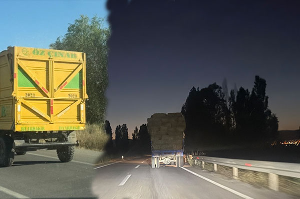 Erzincan’da hasat sezonuyla birlikte tarlalardan saman taşıyan traktörlerin karayolundaki yoğunluğu