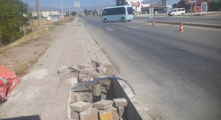 Erzincan-Sivas karayolundaki Ulalar TOKİ kavşağına kurulmaya başlanan butonlu yaya geçidi