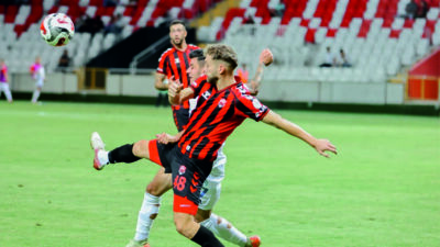 Anagold 24 Erzincanspor, sahasında 2-0 öne geçtiği maçta Beyoğlu Yeni