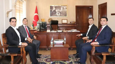 Erzincan vali yardımcısı Nurullah Kaya, Kemaliye kaymakamı Emirhan Arıkan’ı makamında