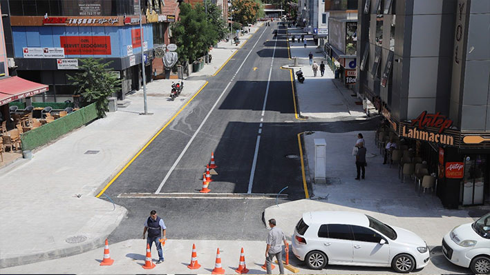 Erzincan Belediyesi, kent genelinde sürdürdüğü yol yenileme ve altyapı çalışmaları