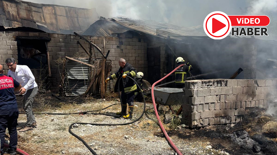 Erzincan’ın Çukurkuyu Bulutlu Mahallesi’nde meydana gelen ahır ve saman yangını,