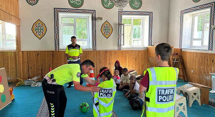 Refahiye’de Kur’an kurslarına katılan çocuklara, Trafik Dedektifleri Projesi kapsamında temel