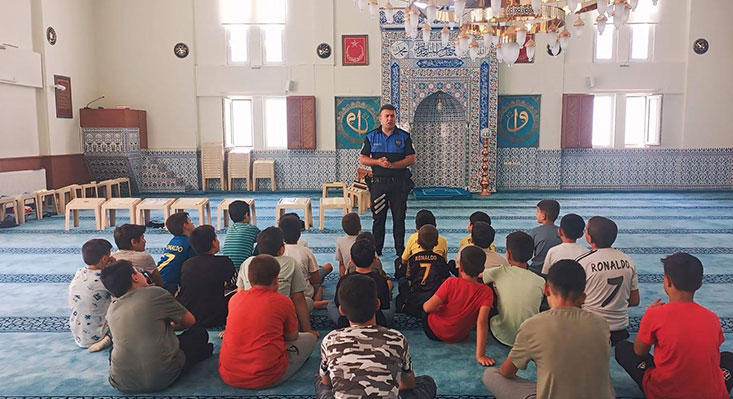 Erzincan İl Emniyet Müdürlüğü, toplumun her kesimine yönelik bilinçlendirme faaliyetlerine