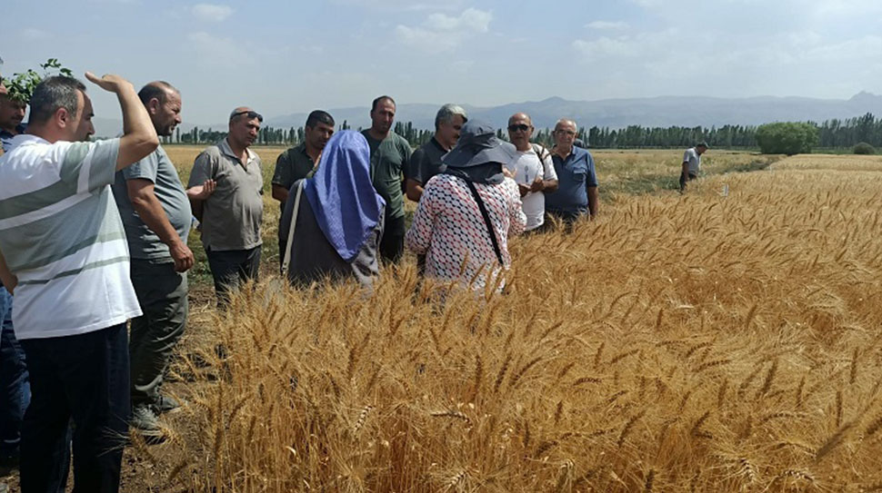 Erzincan’da tarımsal üretim yapan çiftçiler, modern tarım uygulamalarını yakından görmek