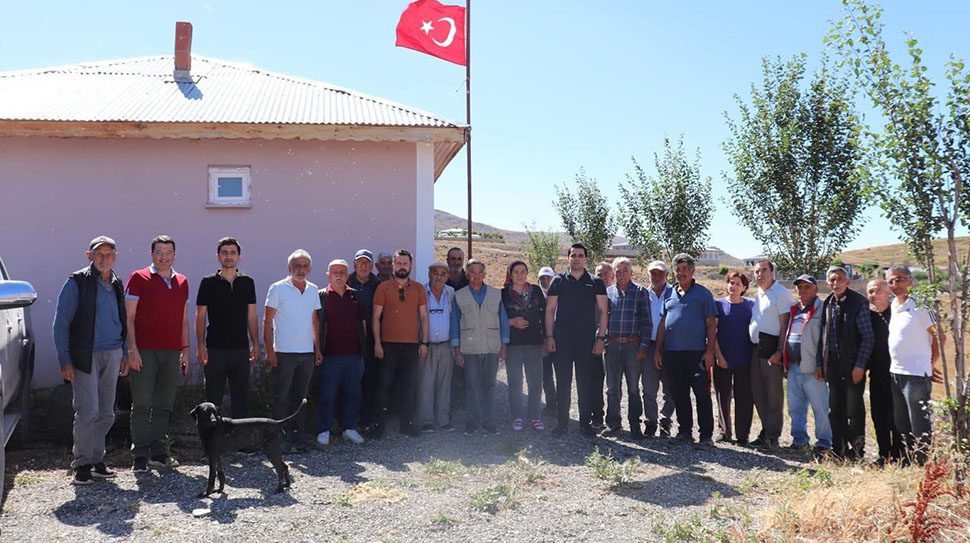 Erzincan’ın Kemah  Kaymakamı Resul Tutay, köy ziyaretleri kapsamında vatandaşlarla bir