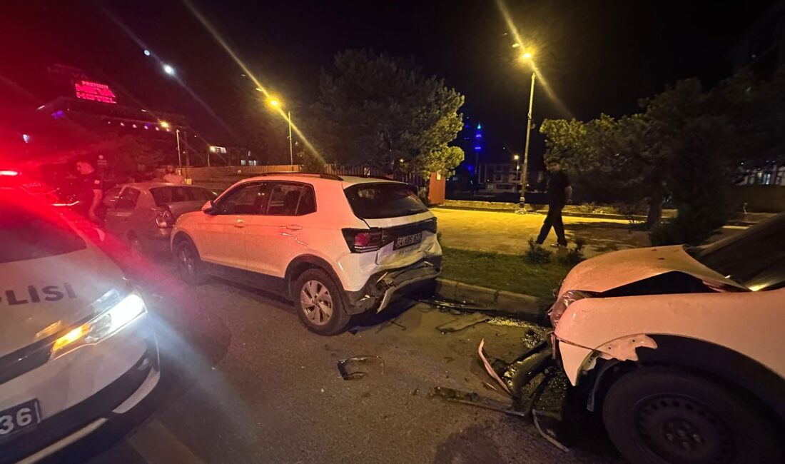 Erzincan’ın Halitpaşa Caddesi’nde, lunapark karşısında meydana gelen trafik kazasında 4