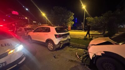 Erzincan’ın Halitpaşa Caddesi’nde, lunapark karşısında meydana gelen trafik kazasında 4