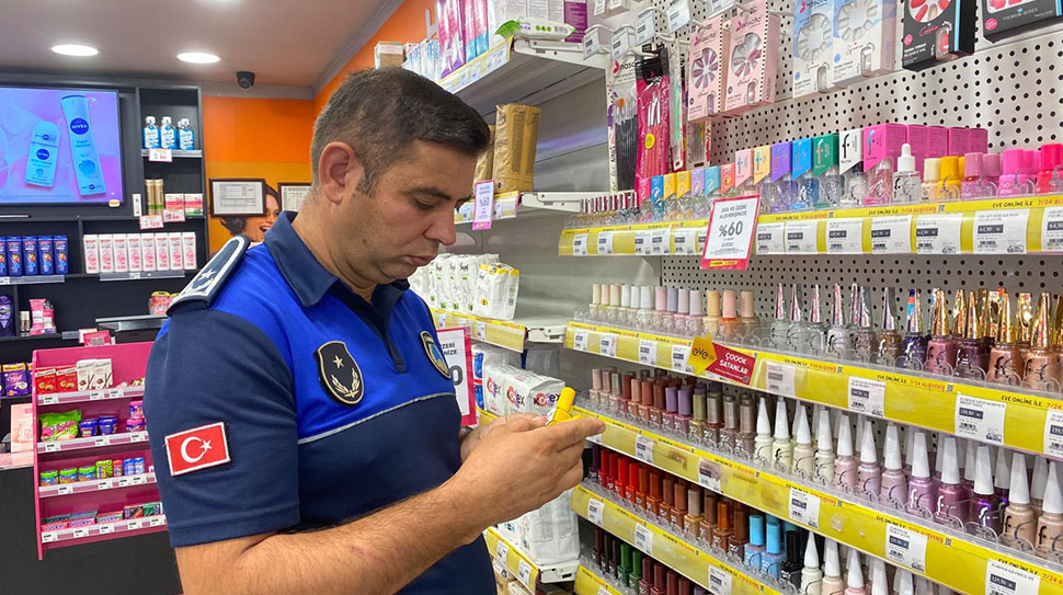 Erzincan’da kozmetik ürün satış noktalarına yönelik yapılan denetimlerde, son kullanma