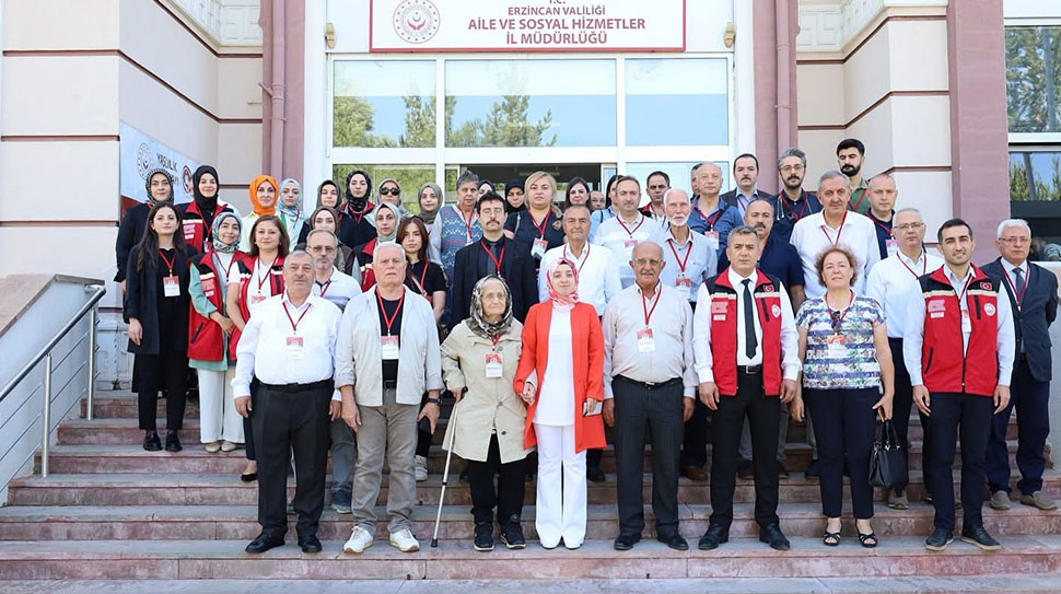 Erzincan Aile ve Sosyal Hizmetler İl Müdürlüğü konferans salonunda, yaşlı