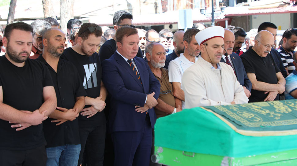 Erzincan’ın Uluköy beldesinin eski belediye başkanlarından Yaşar Kocatürk, düzenlenen cenaze