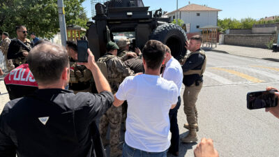 Erzincan’ın Mimarsinan Mahallesi’nde çıkan silahlı kavgada 1 kişi hayatını kaybederken,
