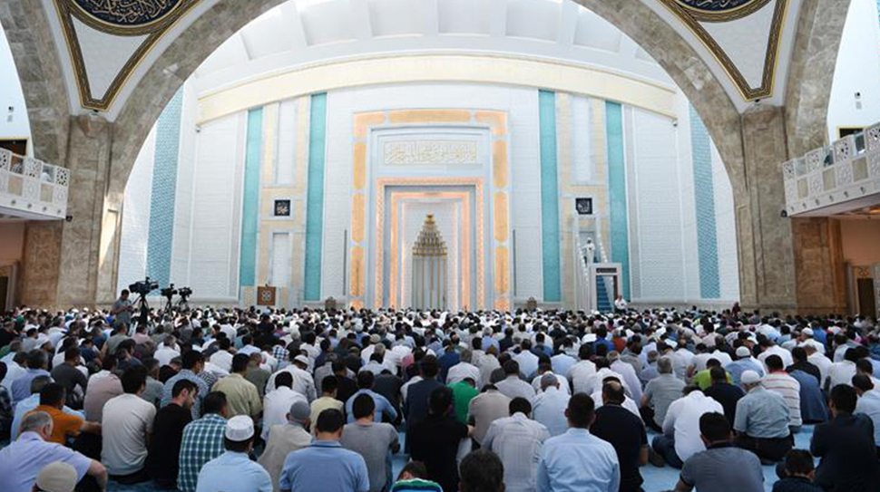 “İbadet, Allah’a teslimiyetin, şükrün ve sevginin ifadesidir. Hayatımızın her anını
