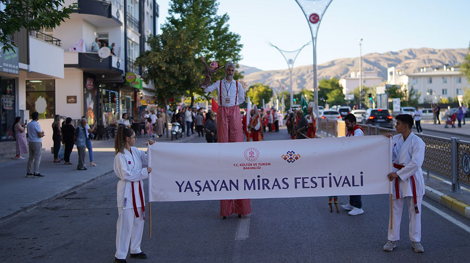 ERZİNCAN, ÜÇ GÜN BOYUNCA KÜLTÜR VE SANATIN KALBİ OLDU Geleneksel