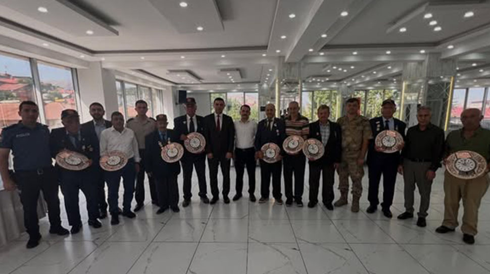 İliç kaymakamı Ömer Sirkeci, Gaziler ve aileleriyle kahvaltı programında bir