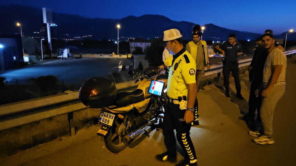 Erzincan’da kontrolden çıkan motosikletin devrilmesi sonucu 2’si çocuk 4 kişi