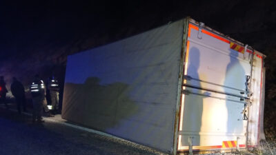 Erzincan’da sürücüsünün kontrolünü kaybettiği kamyonet devrildi. Kazada kamyonet sürücüsü hayatını