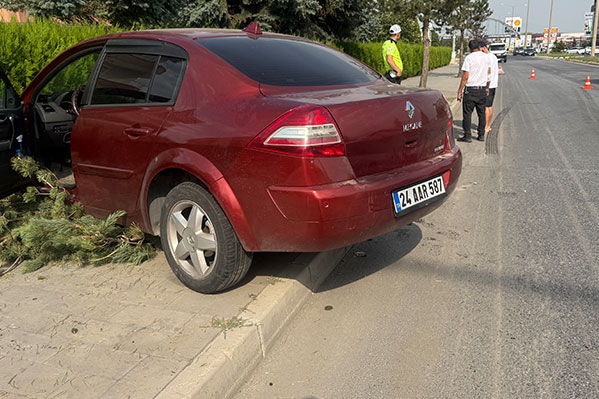 Erzincan’da kontrolden çıkan bir otomobil kaldırıma çıkarak ağaca çarptı. Kazada