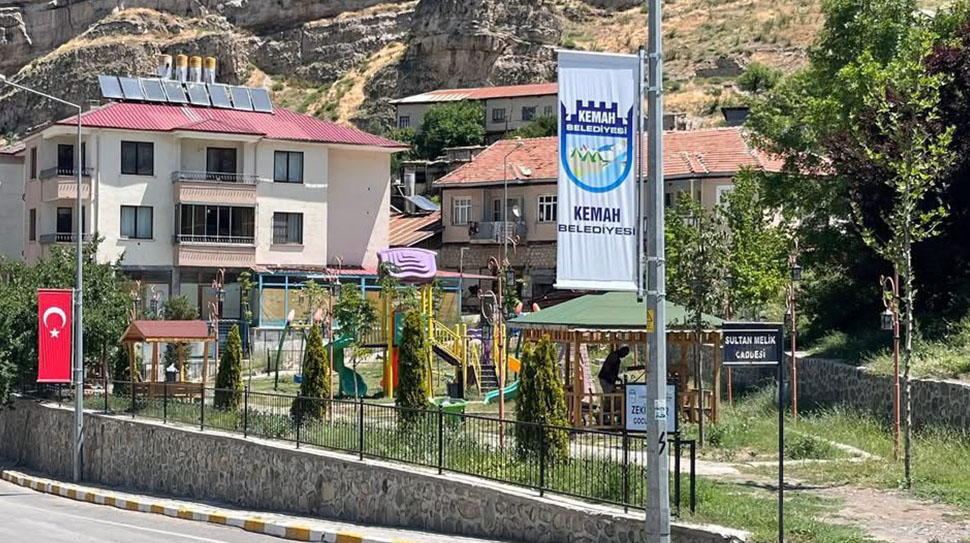 Kemah Belediyesi, ilçedeki çocuk parklarını yenileme ve yeni parklar yapma