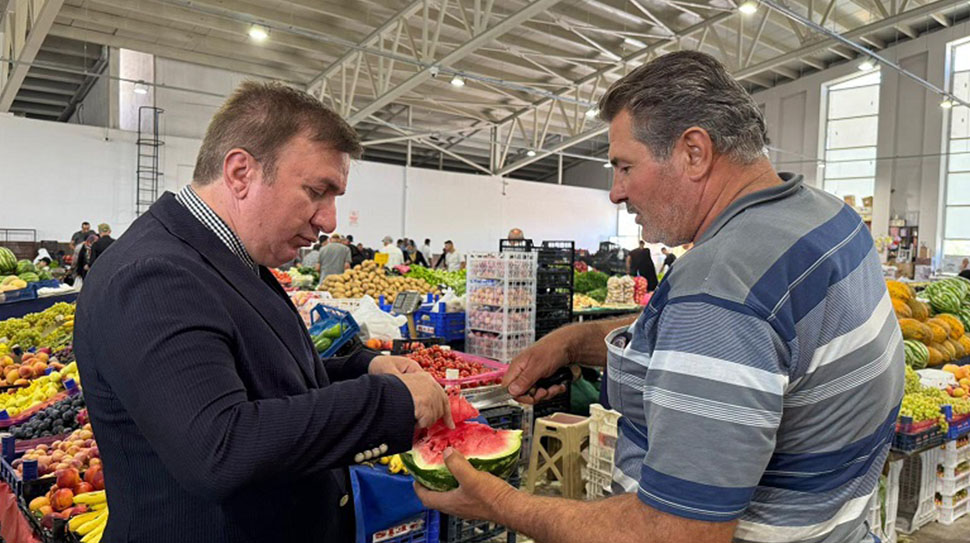Erzincan Valisi Hamza Aydoğdu, hafta sonu gerçekleştirdiği Cumartesi Pazarı ziyaretinde