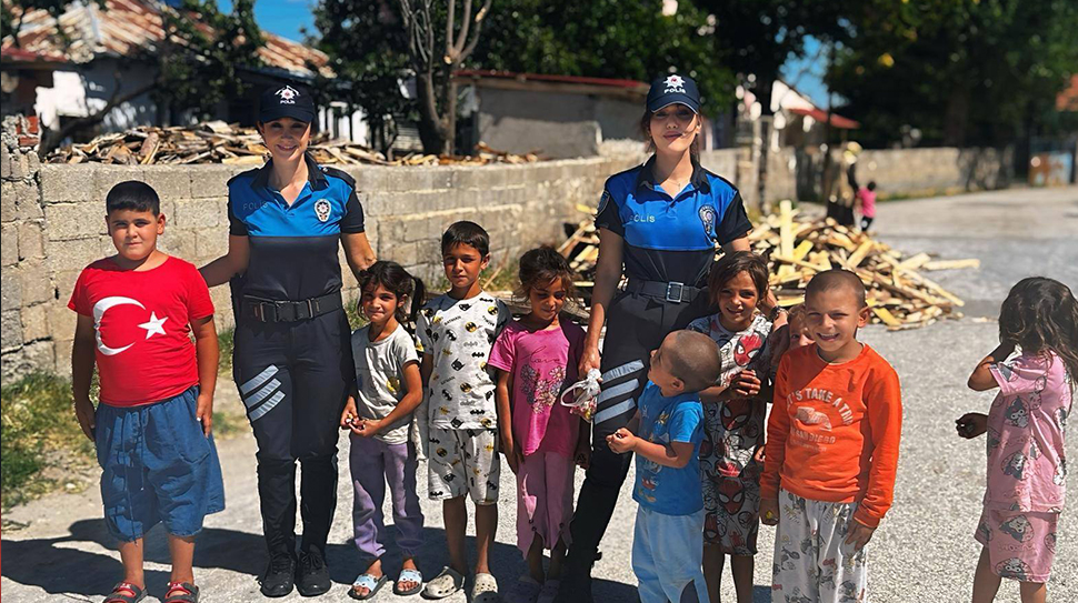 Erzincan’da polis ekipleri, görev sırasında kendilerine el sallayan çocukların sevgisine