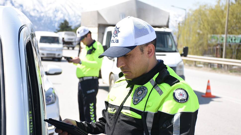 Erzincan İl Emniyet Müdürlüğü ekipleri, kent genelinde yürüttükleri operasyonlarla çeşitli