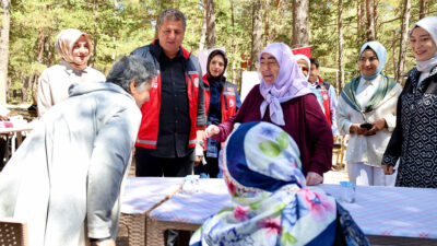 Refahiye’deki huzurevi sakinleri, Semiha Yıldırım’ın ev sahipliğinde Dumanlı Tabiat Parkı’nda