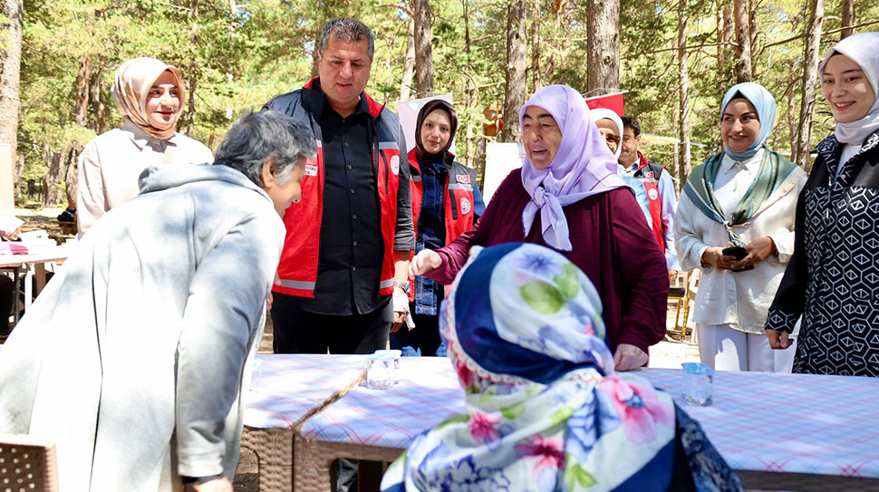 Refahiye’deki huzurevi sakinleri, Semiha Yıldırım’ın ev sahipliğinde Dumanlı Tabiat Parkı’nda