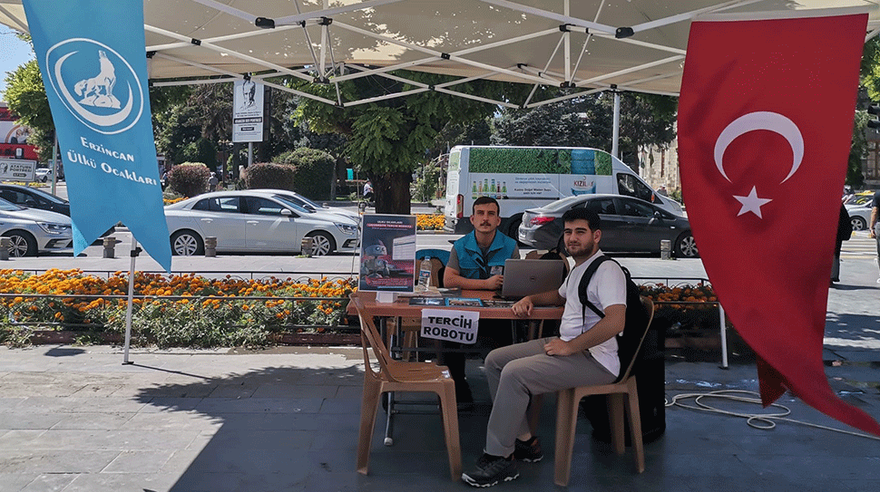 Ülkü Ocakları Erzincan İl Başkanlığı, Dörtyol Meydanı’nda kurduğu stant ile