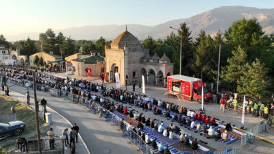 Erzincanlılar bu yıl ikincisi düzenlenen “Terzibaba Günü”nde, sabah namazında bir araya geldi.