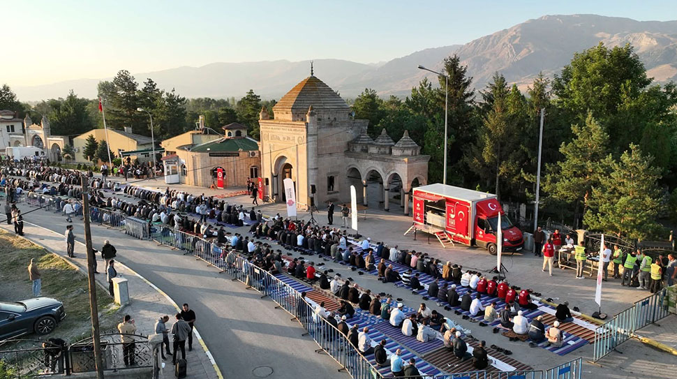 Erzincanlılar bu yıl ikincisi düzenlenen “Terzibaba Günü”nde, sabah namazında bir araya geldi.