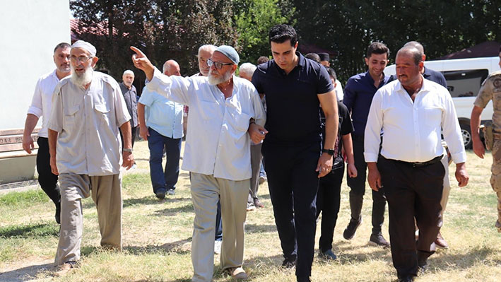 Kemah Kaymakamı Resul Tutay, ilçeye bağlı köyleri ziyaret ederek vatandaşlarla