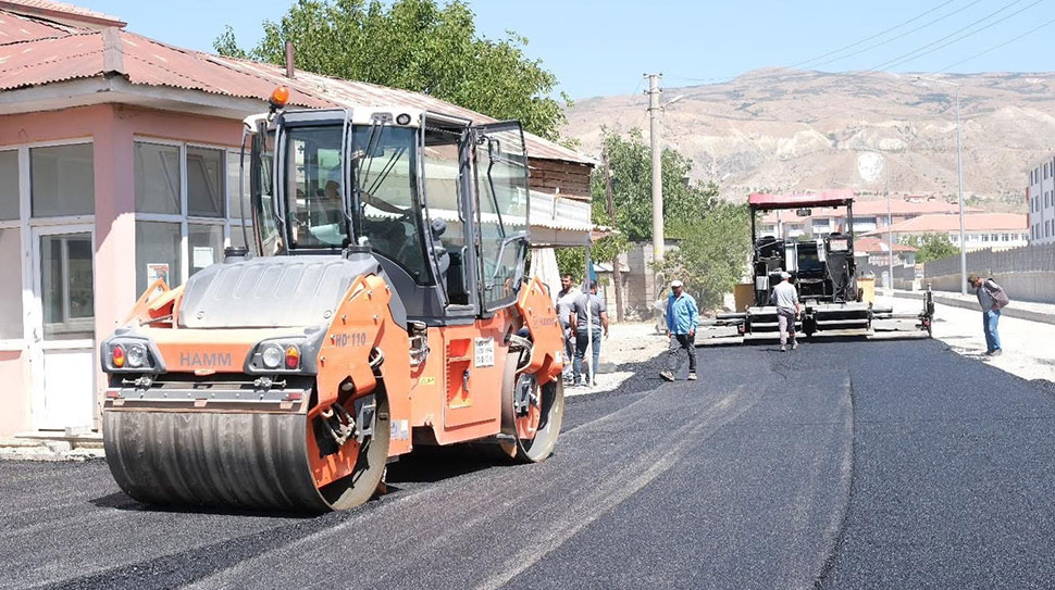 Erzincan Belediyesi, kent genelinde sürdürdüğü altyapı ve üstyapı çalışmalarına hız