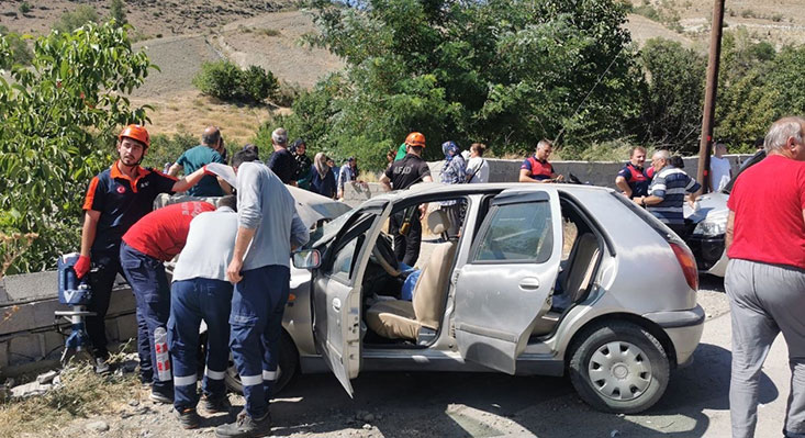 Erzincan’ın Üzümlü ilçesine bağlı Geyikli Mahallesi’nde meydana gelen trafik kazasında