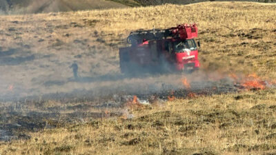  Erzincan’da dağlık alanda çıkan arazi yangınına itfaiye ekipleri müdahale ederek